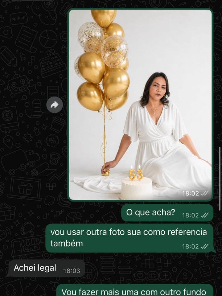 Cliente aprova a foto de aniversário com balões dourados
